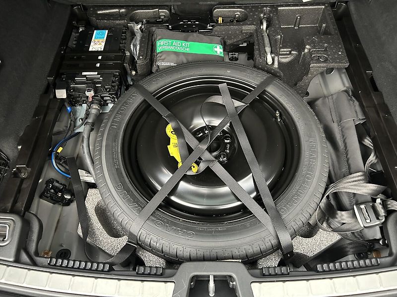 Volvo XC60 2.0 B5 4x4 PLUS DARK - fotka 30 z 30