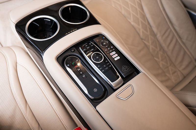 Mercedes-Benz Třídy S Maybach 4MATIC - fotka 12 z 26