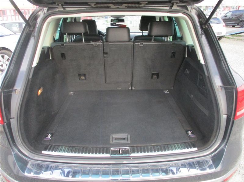 Volkswagen Touareg 3,0 TDI, DSG,servis,el.tažné - fotka 9 z 30