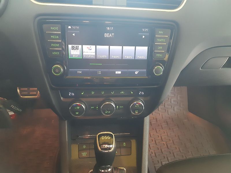 Škoda Octavia RS 2.0 TDI COMBI NAVI - fotka 10 z 28