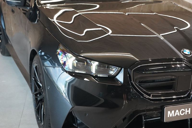 BMW M5 B&W, Ventilace, Panorama, HUD - fotka 5 z 50