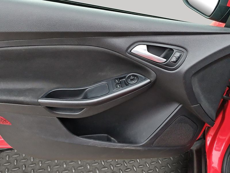 Ford Focus (2016) Trend čr. 1,0 ecoboost 125k pr - fotka 12 z 15