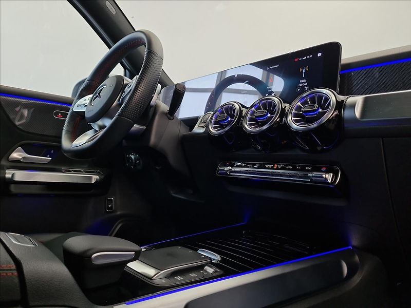 Mercedes-Benz GLB 200 4MATIC AMG Line - fotka 16 z 22