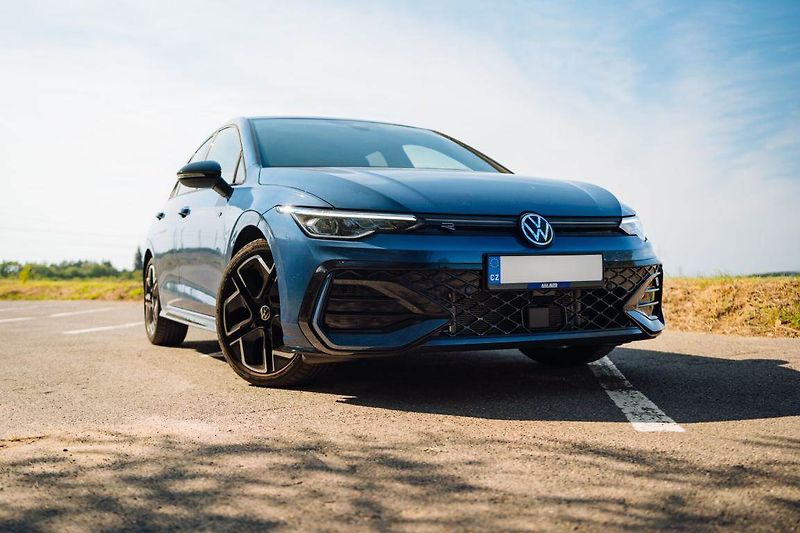 Volkswagen Golf (2025) R-Line 1.5 TSI - fotka 2 z 27