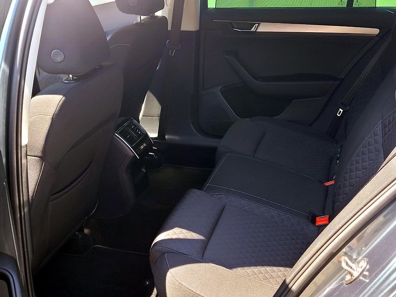 Škoda Superb TDi DSG 4x4 190k *CEBIA*       - fotka 20 z 49