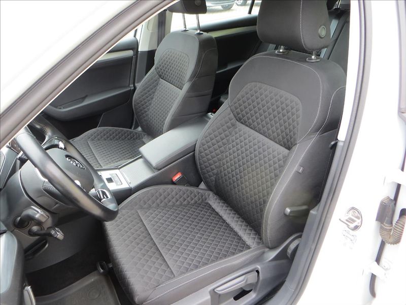Škoda Superb 2,0 TDI Ambition DSG TAŽNÉ ČR - fotka 15 z 26