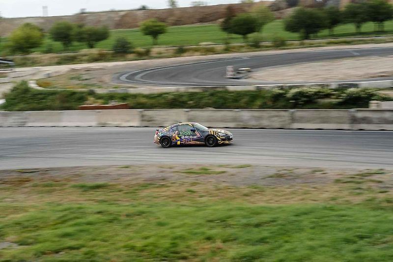 Ideální auta na blbnutí na uzavřených tratích? BMW a Subaru