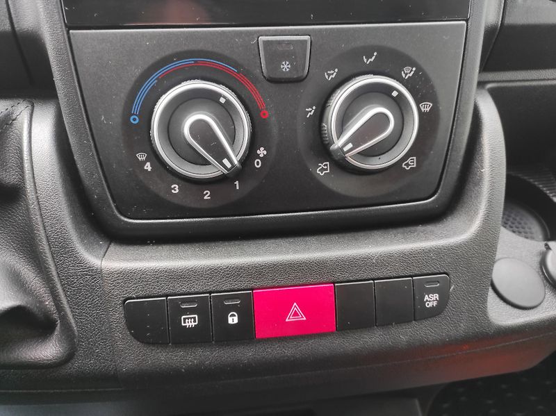 Peugeot Boxer 2,2BHDi L2H1, 7 míst, Vestavba - fotka 9 z 14