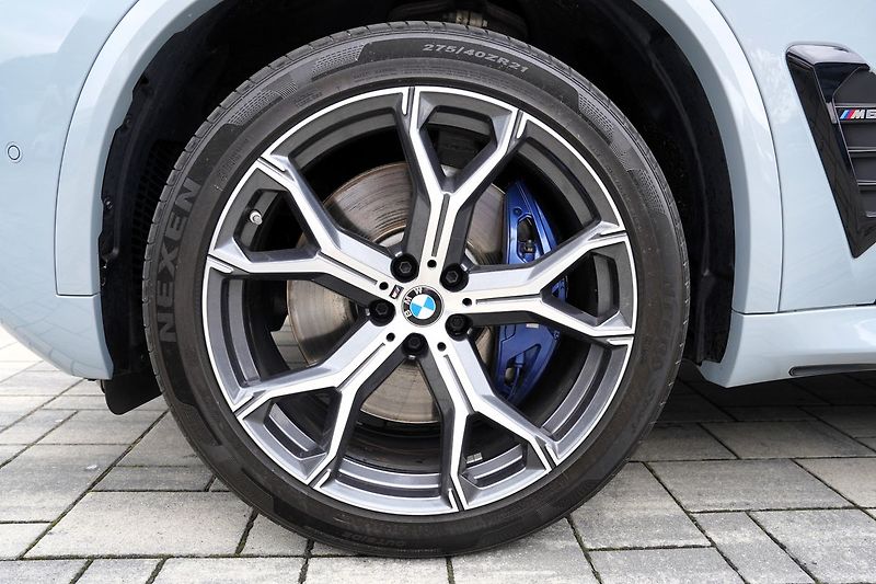 BMW X5 M60i xDrive/AT9/21/530 PS - fotka 14 z 45