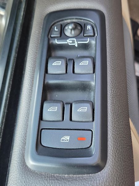 Land Rover Discovery (2013) Discovery 4 SDV6 HSE - fotka 10 z 24