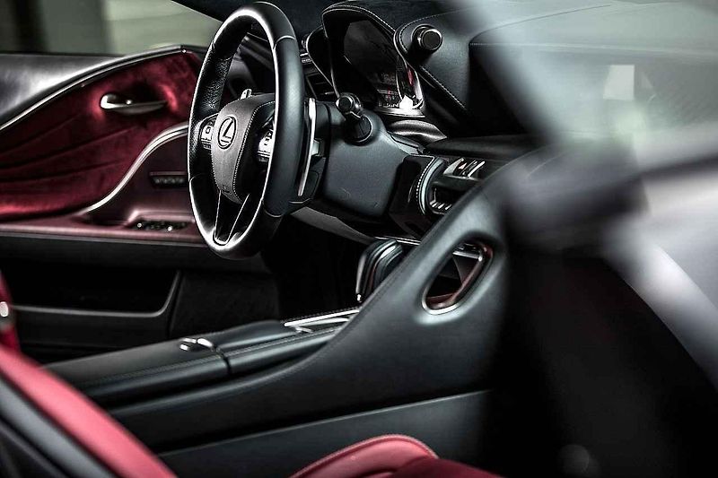 Interiér upraveného Nissanu GT-R.