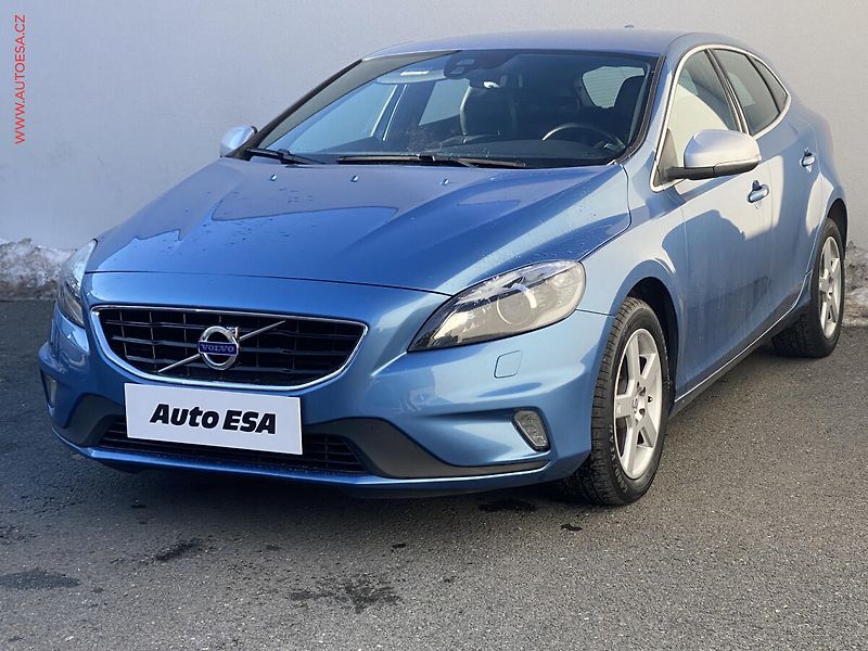 Volvo V40 (2015) 2.0 D2, 1.maj, R-design, navi - fotka 3 z 18