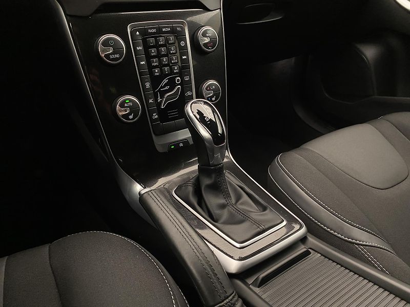 Volvo V40 T2 MOMENTUM AUT  - fotka 26 z 39
