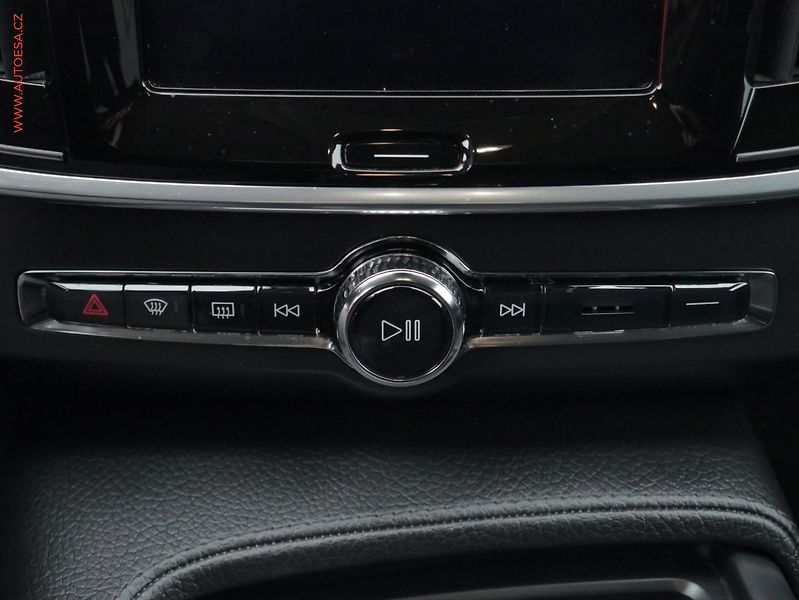 Volvo V90 (2018) 2.0D, LED, TZ, park.asist - fotka 17 z 27