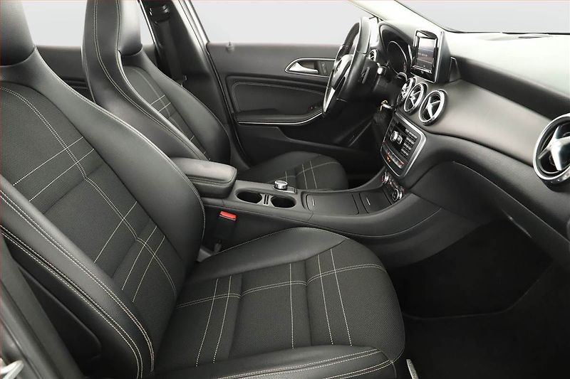 Mercedes-Benz GLA (2014) 220 CDI 4MATIC, 4X4 - fotka 7 z 17