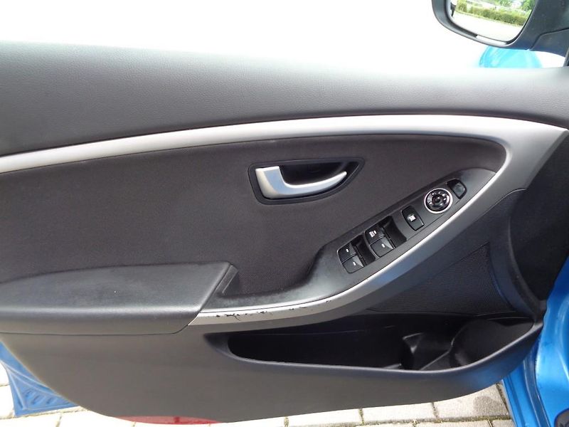 Hyundai i30 1.6i GDI Weekend - fotka 10 z 25