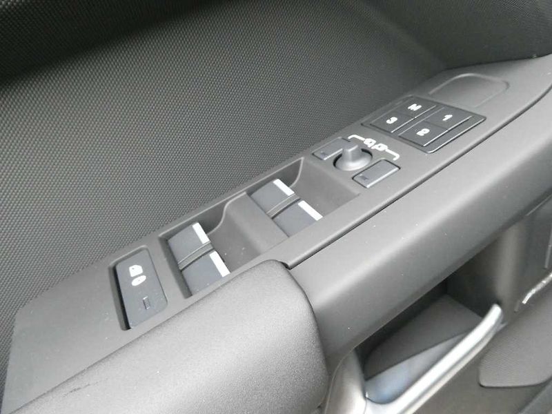 Land Rover Defender 110 3,0 X-Dynamic SE D250 - fotka 13 z 40