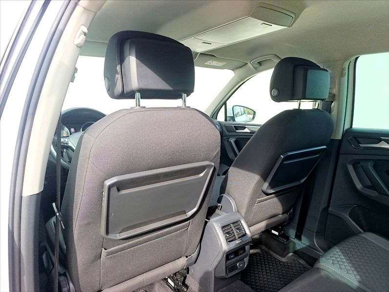 Volkswagen Tiguan 2,0 TDi R-Line DSG 4x4 Navi ČR - fotka 21 z 33
