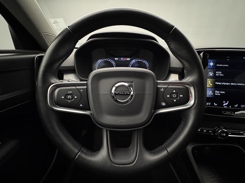 Volvo XC40 T5 AWD MOMENTUM PRO AUT - fotka 3 z 41