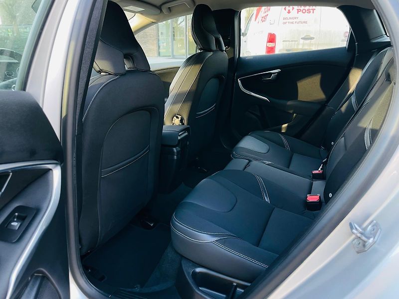 Volvo V40 2.0i MANUÁL KAMERA SERVISKA - fotka 34 z 45