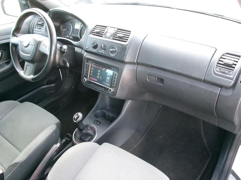 Škoda Fabia (2012) 1,2 TSI KLIMA ALU HF BT - fotka 18 z 25