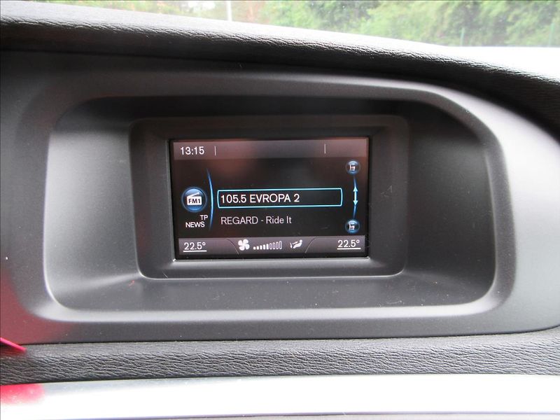 Volvo V40 1,6 D D2, 84Kw, Klima, park.sy - fotka 18 z 28