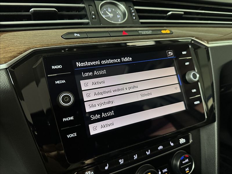 Volkswagen Passat 2,0 TDi  DSG Highline Virtual - fotka 29 z 49