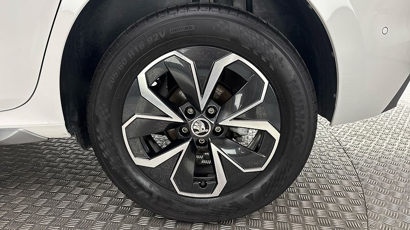 Škoda Kamiq 1.5 TSI DSG Style - fotka 19 z 28