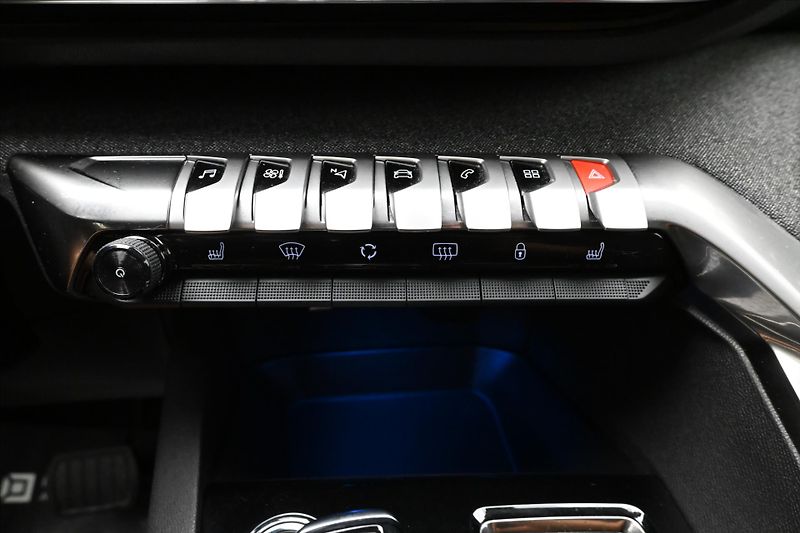 Peugeot 5008 1,5 HDI 96 kW EAT8 7Míst ALLUR - fotka 22 z 32
