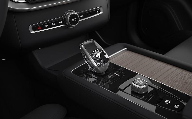 Volvo XC90 (2026) B5 AWD PLUS DARK - fotka 15 z 17
