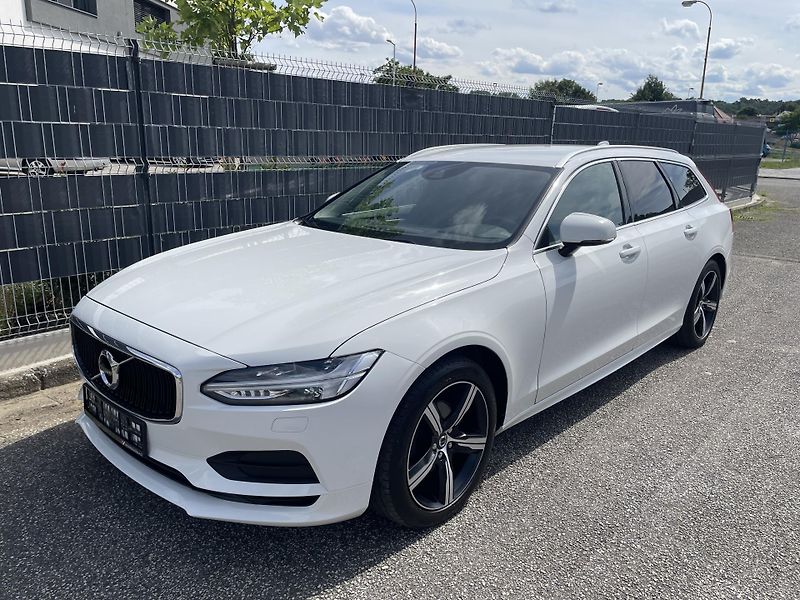 Volvo V90 (2019) 2.0 D4 140kW MOMENTUM - fotka 2 z 32