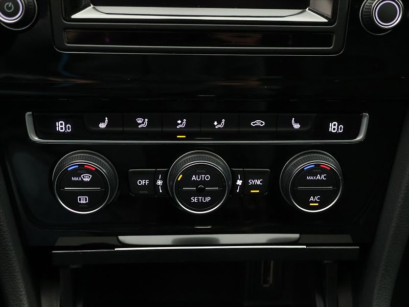 Volkswagen Golf 1,4 TSI 90kW DSG Highline Xeno - fotka 26 z 36