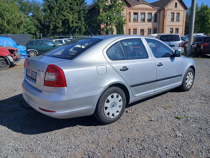 Škoda Octavia 1.6 TDI, Facelift, kosm. vady - fotka 9 z 27