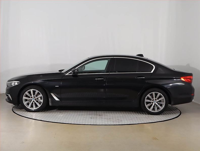 BMW Řada 5 (2017) 530d xDrive - fotka 3 z 27