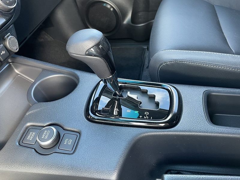Toyota Hilux 2.8D Invincible ODBĚR 3/2027 - fotka 21 z 31