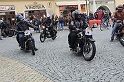Automobiloví a motocykloví veteráni se rozloučili s letošní sezonou. Start spanilé jízdy Přerovskem byl na náměstí v Lipníku. Neděle 2. září 2023
