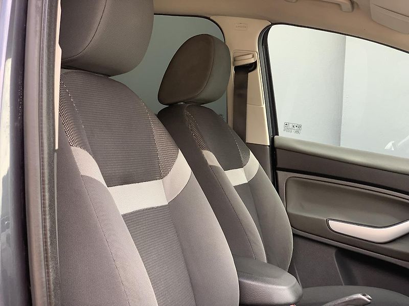 Ford Kuga 2.0TDCi KLIMATIZACE  ALU KOLA - fotka 30 z 38