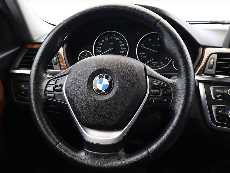 BMW Řada 3 (2014) Luxury Line 320 d xDrive, 4X4 - fotka 13 z 16