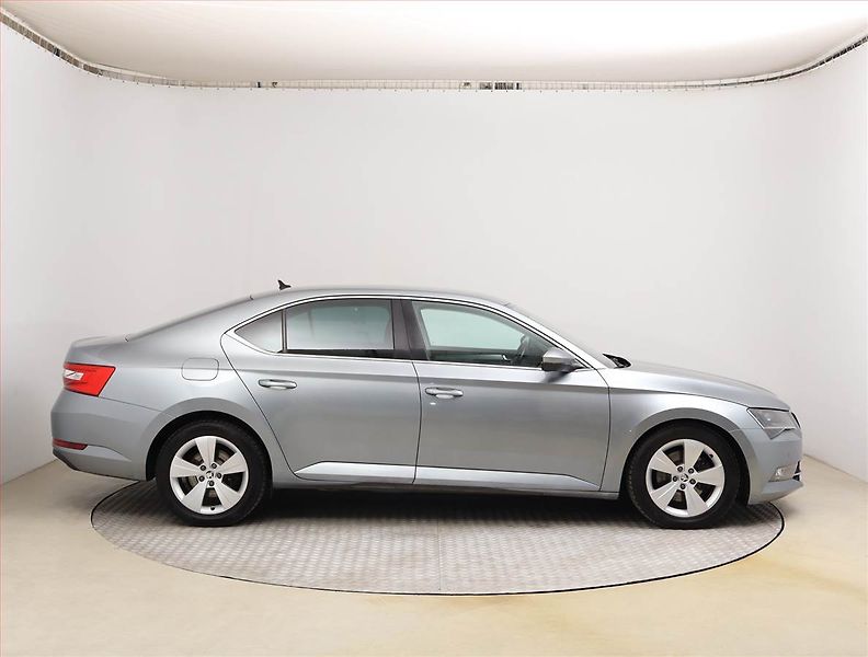 Škoda Superb (2016) 2.0 TDI 4x4, 4X4, Bi-Xenony - fotka 6 z 28