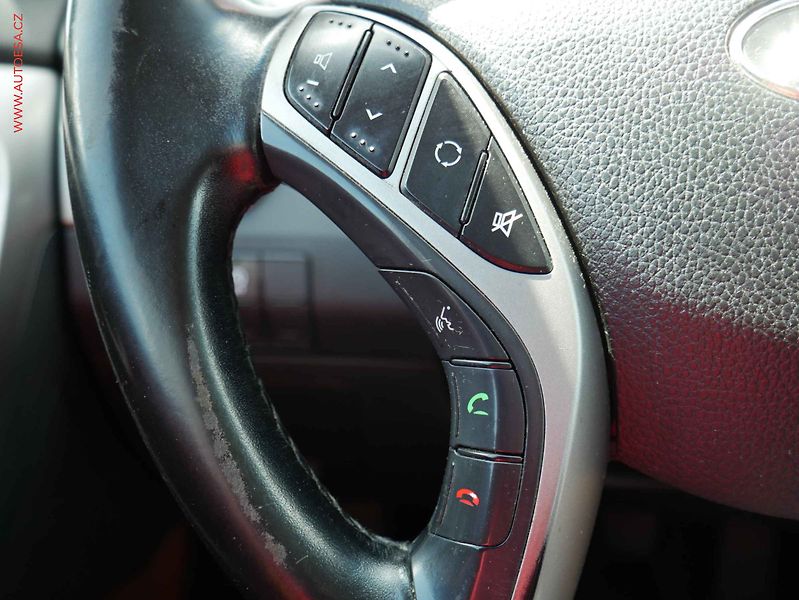 Hyundai i30 (2016) 1.6 CRDi, ČR, AC, temp, tažné - fotka 14 z 18