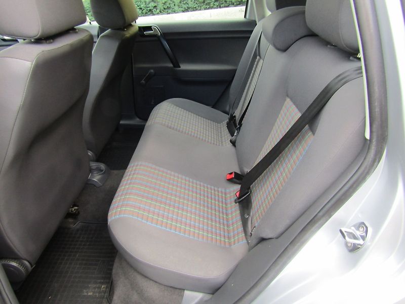 Volkswagen Polo (2006) 1.4 I 55kW  ZIMNÍ PNEU  1.MAJI - fotka 21 z 38