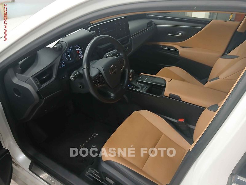 Lexus IS 300 (2022) 2.5 ES300H, servis.kniha, AT - fotka 3 z 3