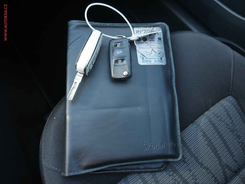 Škoda Octavia (2011) 1.6 TDi, ČR, Elegance, STK4 - fotka 15 z 15