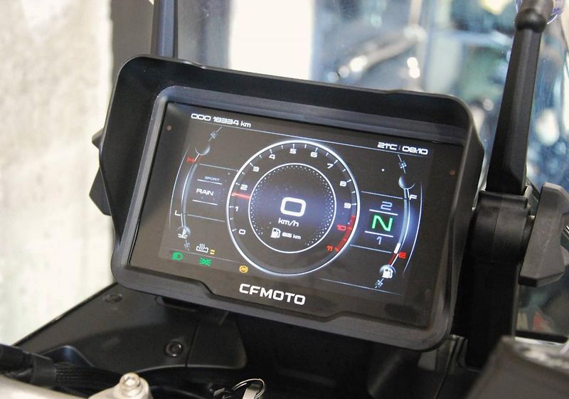 CFMOTO 800 MT (2022) Touring - hezký stav,stroj od - fotka 11 z 20