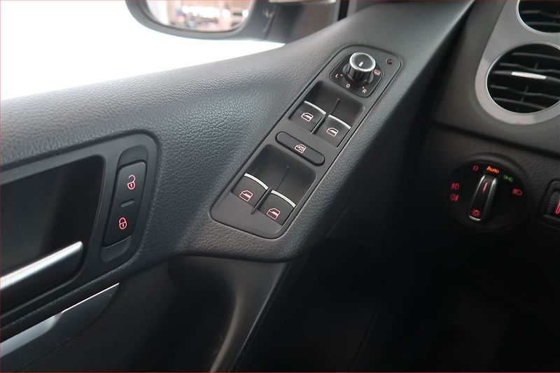 Volkswagen Tiguan (2011) Sport&Style 2.0 TDI, 4X4, ČR - fotka 16 z 16