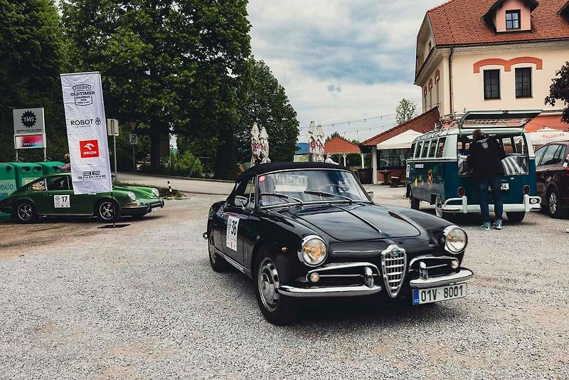 Všichni účastníci s vozy v cíli druhého ročníku Oldtimer Expressu, který mířil z Prahy do řeckých Atén.