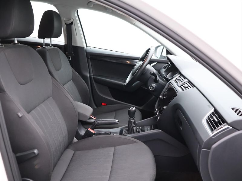 Škoda Octavia 1,6 TDI CZ Style LED Kessy - fotka 9 z 30