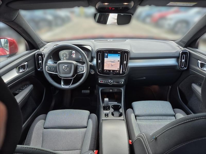 Volvo XC40 1,5 T2 FWD Momentum - fotka 9 z 18