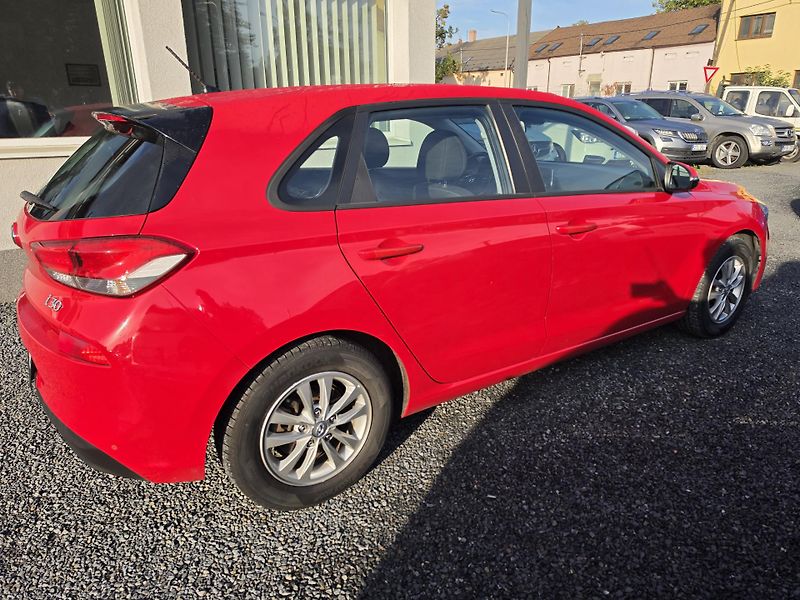 Hyundai i30 1.4 i atmosfera  - fotka 4 z 22