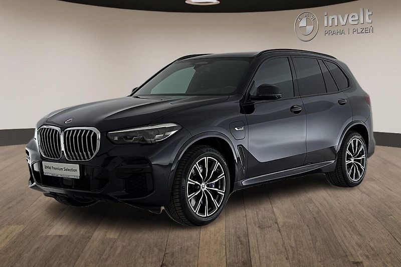 BMW X5 xDrive45e - fotka 1 z 28